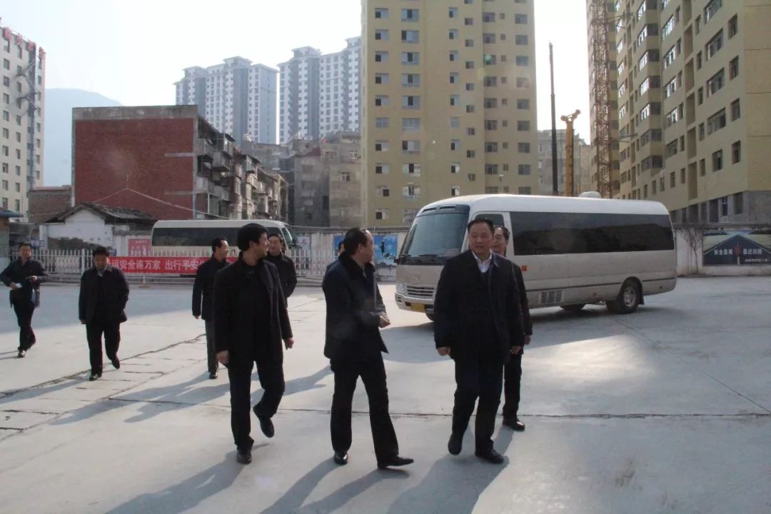 隴南市委常委、常務(wù)副市長張慶宏、副市長徐世林、市人大副主任陳榮等一行深入隴運(yùn)集團(tuán)公司武都汽車站開展春節(jié)前走訪慰問活動