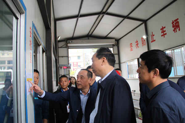 市安委辦主任、安監(jiān)局局長(zhǎng)李永宏一行到隴運(yùn)集團(tuán)公司檢查指導(dǎo)工作